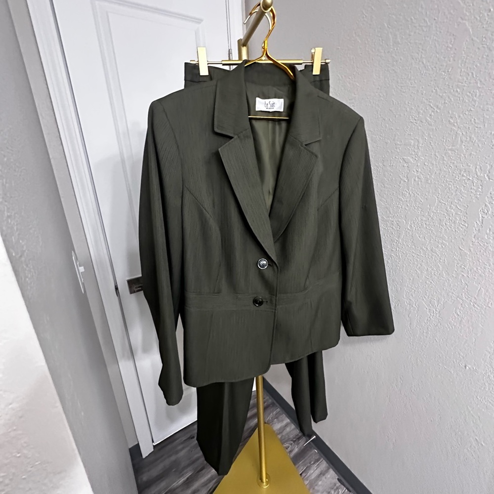 Le Suit Green Blazer Classic Tailored Jacket and Pant set
